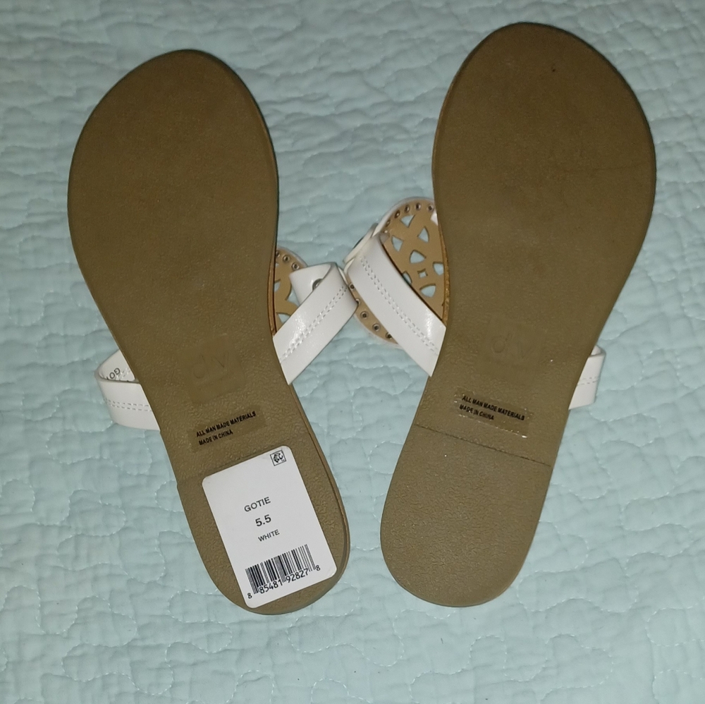 New dv Dolce Vita Sandals - Picture 3 of 6